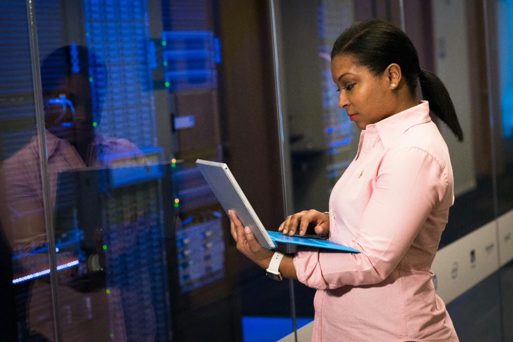 Best IT Solutions engineers monitoring servers